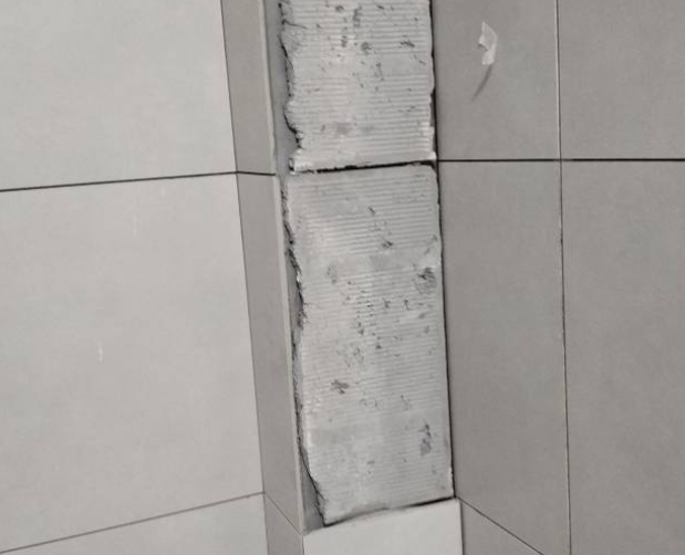 疏附瓷砖空鼓维修公司分享下瓷砖施工前基层浇水润湿程度不足，可能导致以下问题